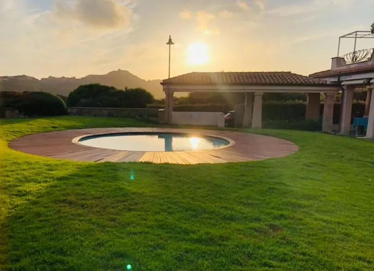 Giardino con vasca circolare al tramonto