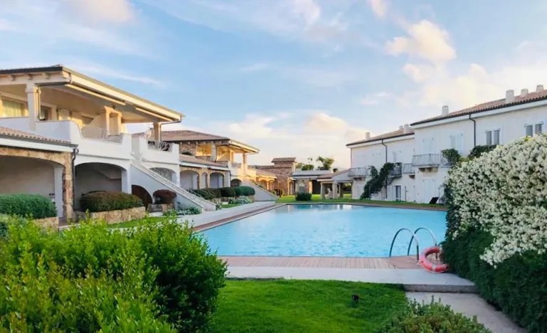 La piscina del Resort Ginestre, tra edifici bianchi e giardino