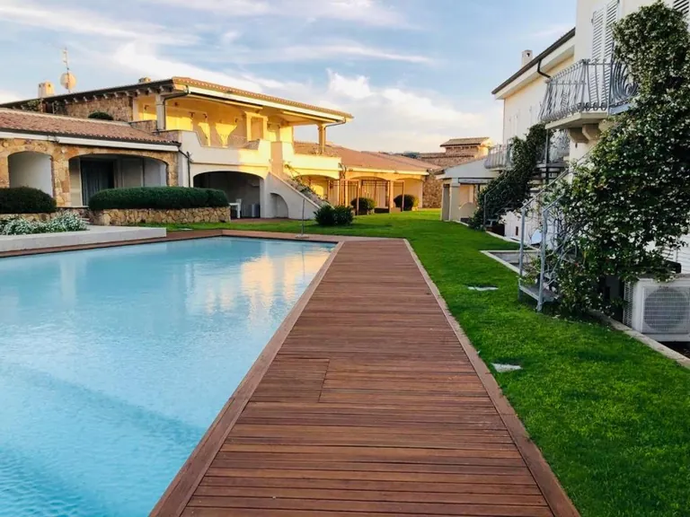 Camminamento in legno lungo la piscina