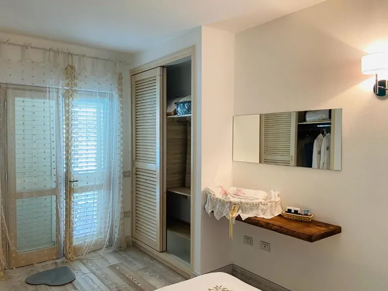 Bagno con lavabo e doccia