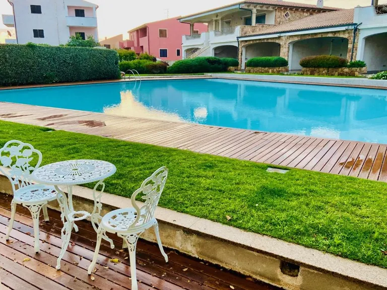 Tavolino all’aperto affacciato sulla piscina